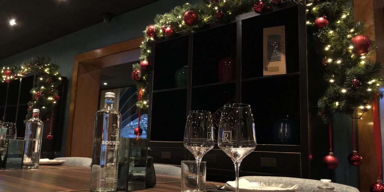 De gedekte tafels in restaurant Renao zullen leeg blijven dit jaar